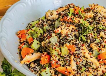 Salada de Quinoa com Legumes e Frango Grelhado