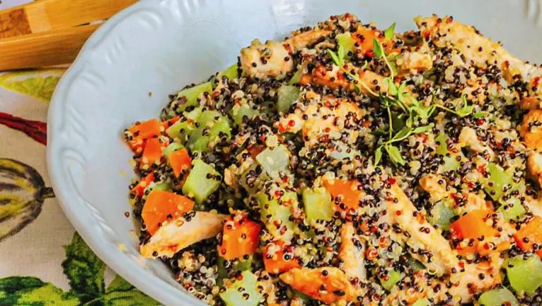 Salada-de-Quinoa-com-Frango-Grelhado